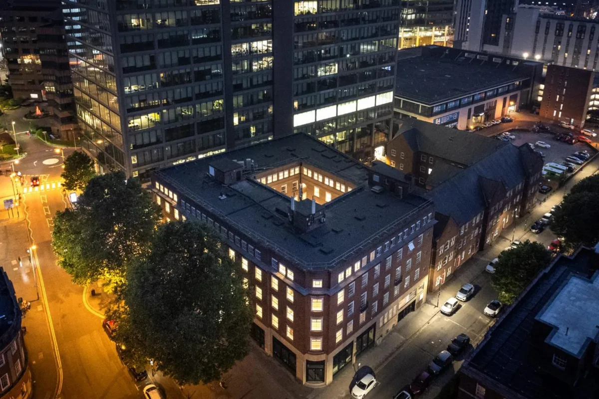 Fountain Court, exterior (7/8)