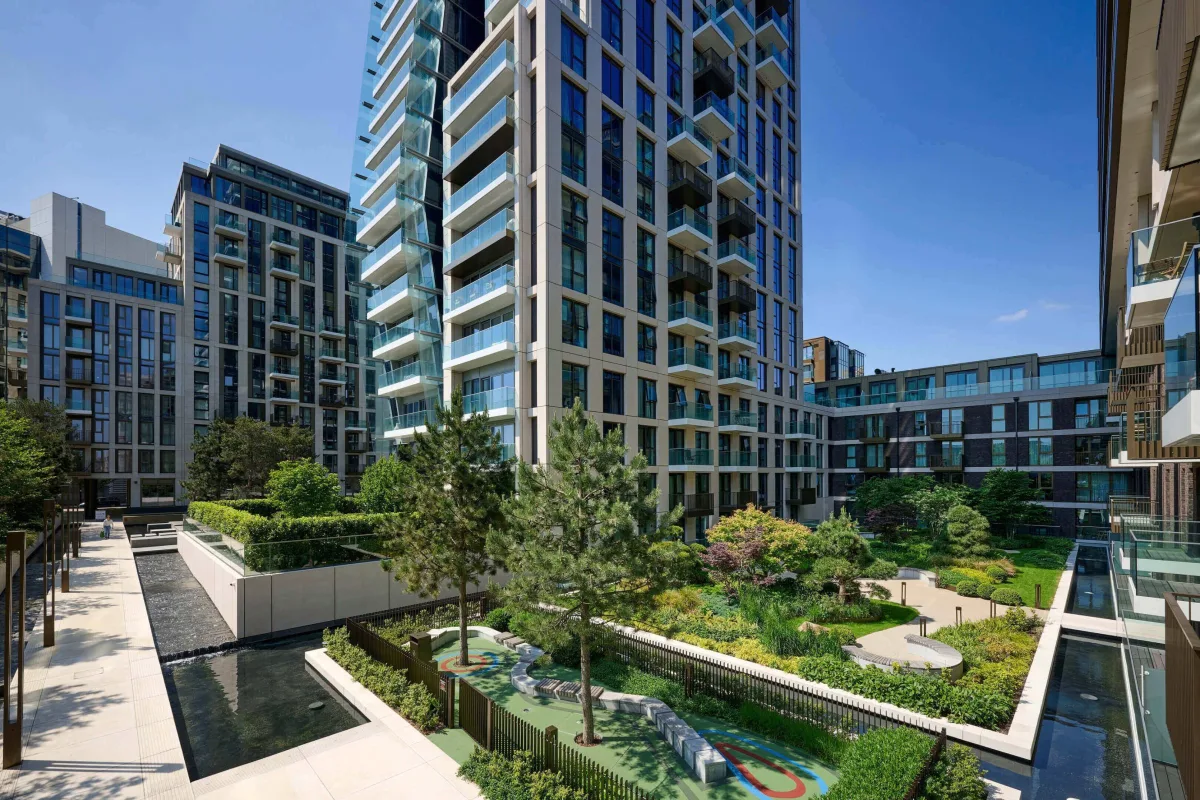 London Dock, exterior (3/6)